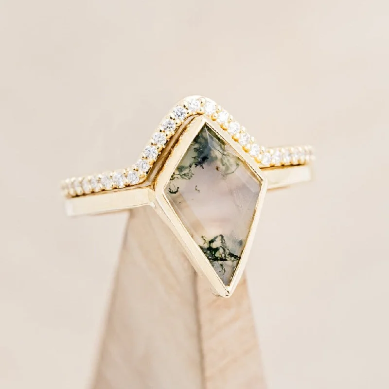 "WILLA" - KITE CUT MOSS AGATE SOLITAIRE ENGAGEMENT RING WITH DIAMOND TRACER